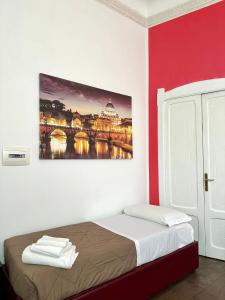 罗马首都神殿旅馆的一间卧室配有一张壁画床