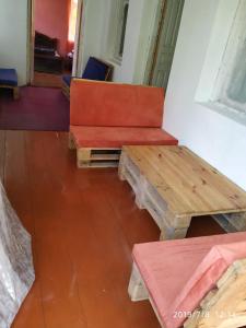 GlolaLIO的橙色的沙发和木桌