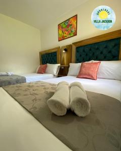 拉特瓦伊达Villa Jackson的酒店客房 - 带两张床和床上的毛巾