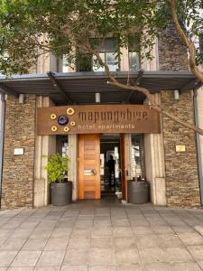 约翰内斯堡Mapungubwe Hotel Apartments Marshalltown的建筑物入口,上面有标志