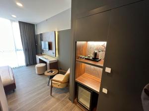 伊斯坦布尔Second Suit Hotel的酒店客房带浴室,房间带房间