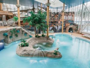 图尔库Holiday Club Turun Caribia的度假村内的大型游泳池,设有水滑梯