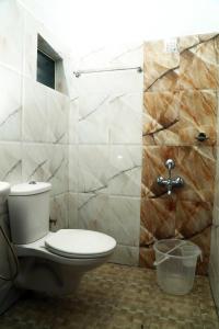 科钦AWA Residency的一间带卫生间和淋浴的浴室