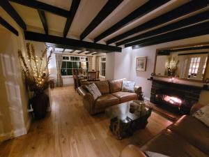 罗厄德南Dubh Loch Cottage的带沙发和壁炉的客厅