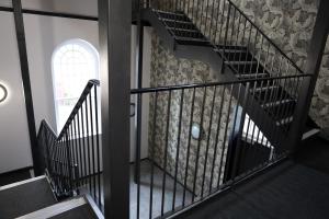 切尔滕纳姆Wesley House的螺旋楼梯,位于一栋带窗户的建筑内