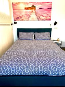 海法Sea view cozy apartment的一间卧室配有一张壁画床