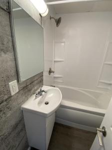 鲁安Le Cardinal的白色的浴室设有水槽和镜子