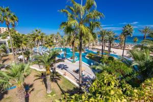 苏塞Riadh Palms- Resort & Spa的享有度假村的空中景致,设有游泳池和棕榈树