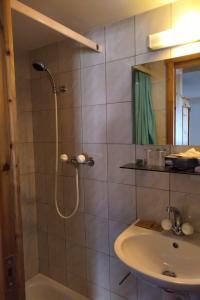 因特拉肯德拉帕克斯酒店的带淋浴和盥洗盆的浴室