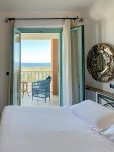 斯廷蒂诺阿西纳拉公园酒店的一间卧室配有一张床,享有海景