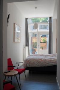乌得勒支B&B Central Park的一间卧室配有一张床、一张桌子和一个窗户。
