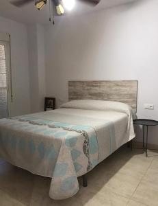 滨海罗克塔斯Piso luminoso cerca de la playa的一间卧室配有一张大床和木制床头板