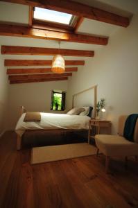 维拉·诺瓦·达·塞尔维尔Casas de Santiago的一间带一张床的卧室,位于带木制天花板的房间内