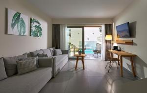 依拉佩特拉Enorme Santanna Beach的客厅配有沙发和桌子