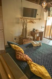 圣卡泰里纳德洛约尼奥Riva del Sol Beach Resort的一间卧室配有一张带鱼形床罩的床