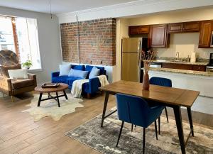 里士满Cozy Historic Family Home in the Heart of Richmond的厨房以及带桌子和沙发的客厅。