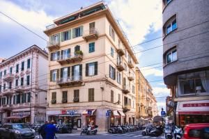 圣雷莫Central Festival Apartment by Wonderful Italy的一条城市街道上一座高大的摩托车建筑