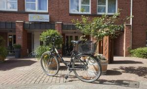 基尔基尔GHOTEL生活酒店的停在砖砌建筑前面的自行车