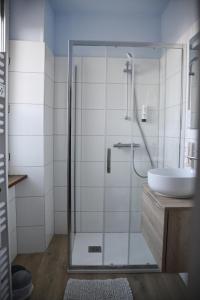 圣特罗让莱班勒库雷酒店的带淋浴和盥洗盆的浴室