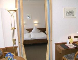 布伦瑞克Lessinghof的一间酒店客房,在门廊上设有床铺