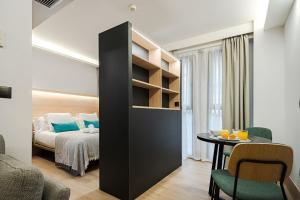 马德里Feelathome Ventas Suites的卧室配有一张床和一张桌子