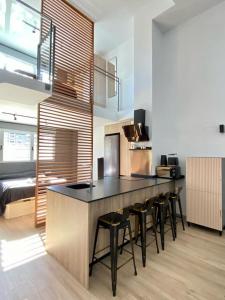 WeRentVLC - Amazing Duplex Loft 2 bdrm的厨房或小厨房