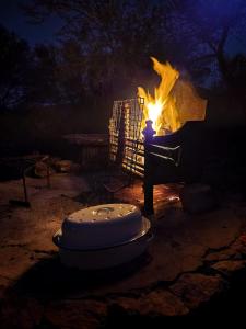 莱迪史密斯Wolverfontein Karoo Cottages的火烧在火烧的锅里
