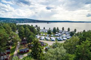 赖特维克First Camp Siljansbadet - Rättvik的享有湖畔停车场的空中景致