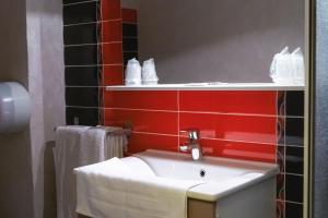 LA FERME D'ANDRE的一间带水槽和红色墙壁的浴室