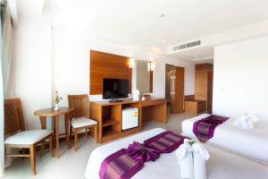拉威海滩拉威公主酒店的酒店客房设有两张床和电视。