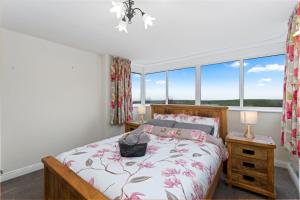 DistingtonComfy Cumbrian Stay的一间卧室设有一张床和一个窗口