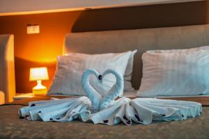 莫斯塔尔Hotel Oasis的床上用毛巾制成的两天鹅