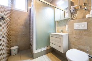莫斯塔尔Hotel Oasis的带淋浴、卫生间和盥洗盆的浴室