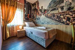 莫斯塔尔Hotel Oasis的一间卧室配有一张床和壁画墙