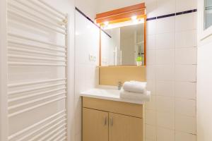 维勒班Appart'City Classic Lyon Villeurbanne的一间带水槽和镜子的浴室