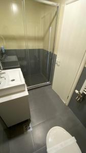 诺维萨德VonAmor Rooms的带淋浴、卫生间和盥洗盆的浴室