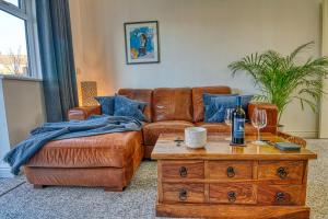 GornalwoodGORNAL DUDLEY 2 Bed, EXEC Traveller & CONTRACTOR stays的客厅配有棕色皮沙发和桌子