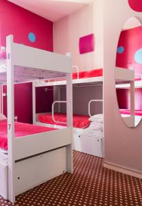 瓦伦西亚紫巢旅馆的客房设有两张双层床和镜子