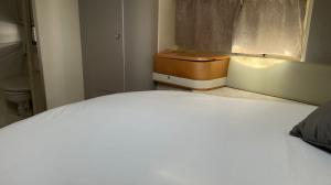 卡斯卡伊斯Payva & Branco Boats Iate privado em Cascais的卧室配有白色的床和窗户。
