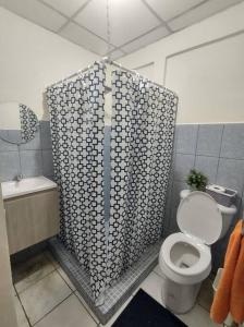 MALIBU HOUSE的一间带卫生间和淋浴帘的浴室