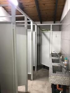 萨尔塔Lapacho Hostel Salta Coliving的一间在房间内有排摊的浴室