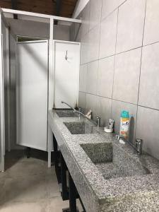 萨尔塔Lapacho Hostel Salta Coliving的公共浴室里一排三个水槽