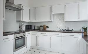 达德利DUDLEY 2-BED Luxury - Spacious - Parking的白色的厨房配有白色橱柜和水槽