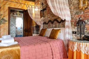 卢卡Luxury Corte Di Re Artù的一间卧室,卧室内配有一张大型粉红色床