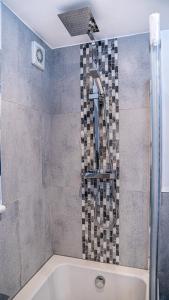 马盖特The Duplex Margate with Deck, Mini Bar & Air Conditioning的带淋浴和浴缸的浴室