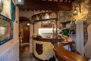 卢卡Luxury Corte Di Re Artù的一间厨房,一间内设酒吧