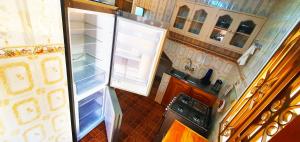 阿鲁沙Goodhope 3-Bedroom Vacation Rental的厨房里设有开放式冰箱,门开