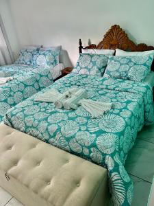 卡兰卡斯Pousada Sal da Terra的一张带蓝色和白色棉被的床