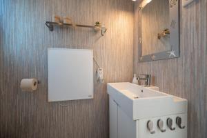 KarninHafenresort Karnin Hausboot Glaukos的浴室设有白色水槽和镜子