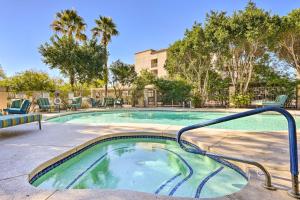 凤凰城Midtown Phoenix Vacation Rental with Pool Access!的度假村内带扶手的游泳池